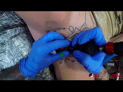 ❤️ Sully Savage mai tsananin jarfa ta yi tattoo a kan kwarin ta ❌ Batsa ️❤